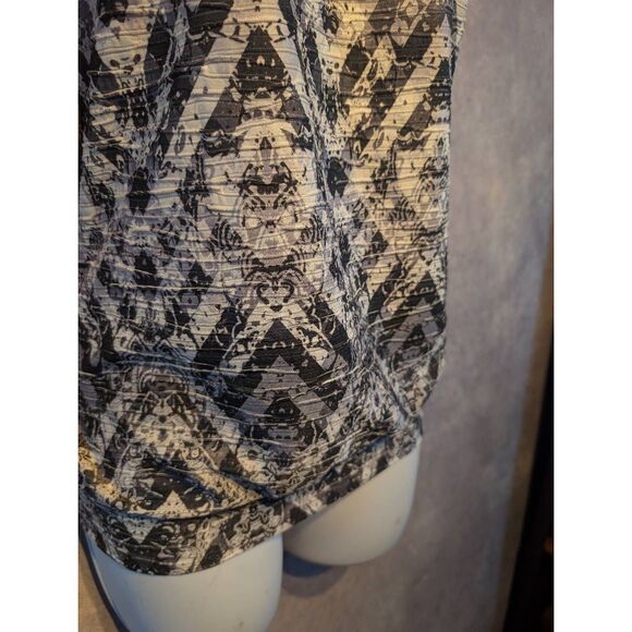 Erika loose fit top size. Large - Picture 4 of 4